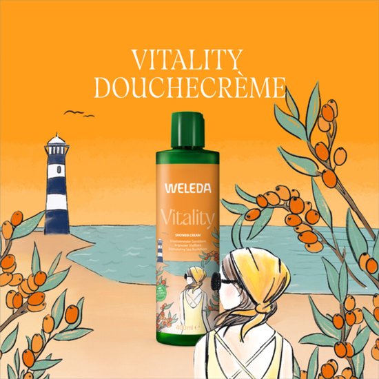 WELEDA Vitality Douchecrème fles op een strand met een vuurtoren, vrouw met gele hoofddoek en takken met duindoornbessen.