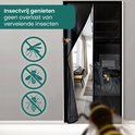 Een vlieg en bijen worden geweerd door een zwarte deurhor.