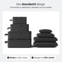 Een zwarte ONYX packing cube set, opgedeeld in een hoge en een lage stapel, naast elkaar.