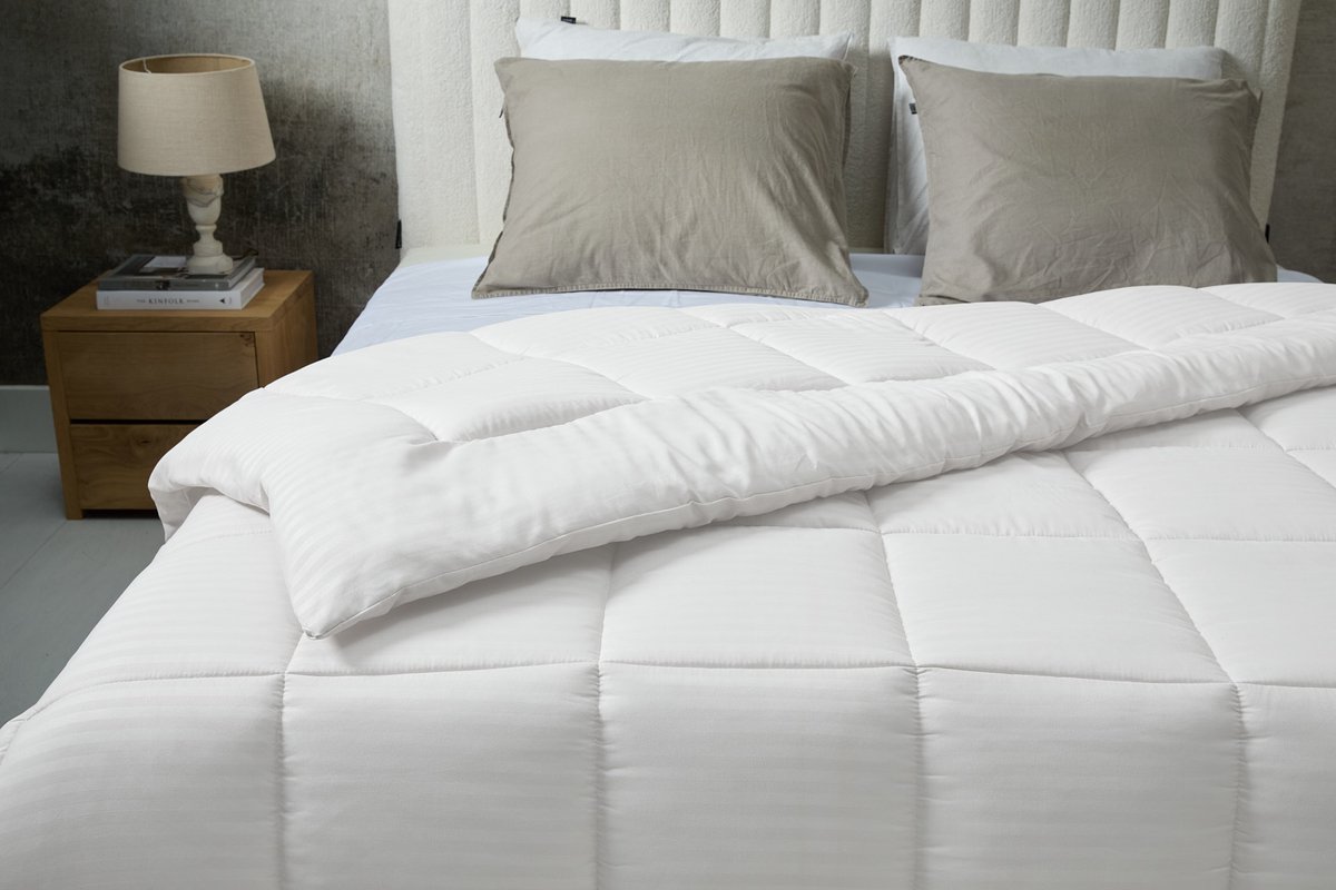 SleepMed Comfortabel dekbed gestreept - 140 x 200 cm - Wit