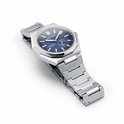 Zilverkleurig Citizen horloge met blauwe wijzerplaat met textuur en stalen band.