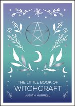 De kaft van 'The Little Book of Witchcraft' toont een pentagram met zilveren takken, manen en bloemen op een gradiënt van paars naar blauwgroen.