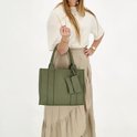 Model met natuur groen tote bag met 'CHARM LONDON' in reliëf en bijpassend etui.