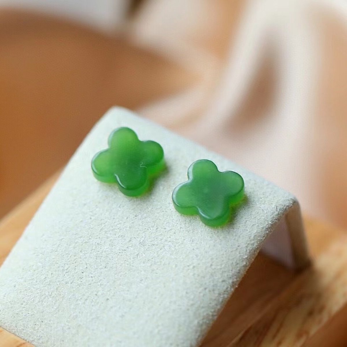 Hetian Jade Klavertje Vier Oorstekers – 18K Goud