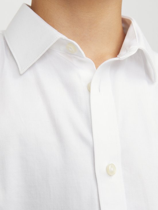 Fermeture d'une chemise blanche en coton avec des boutons blancs.
