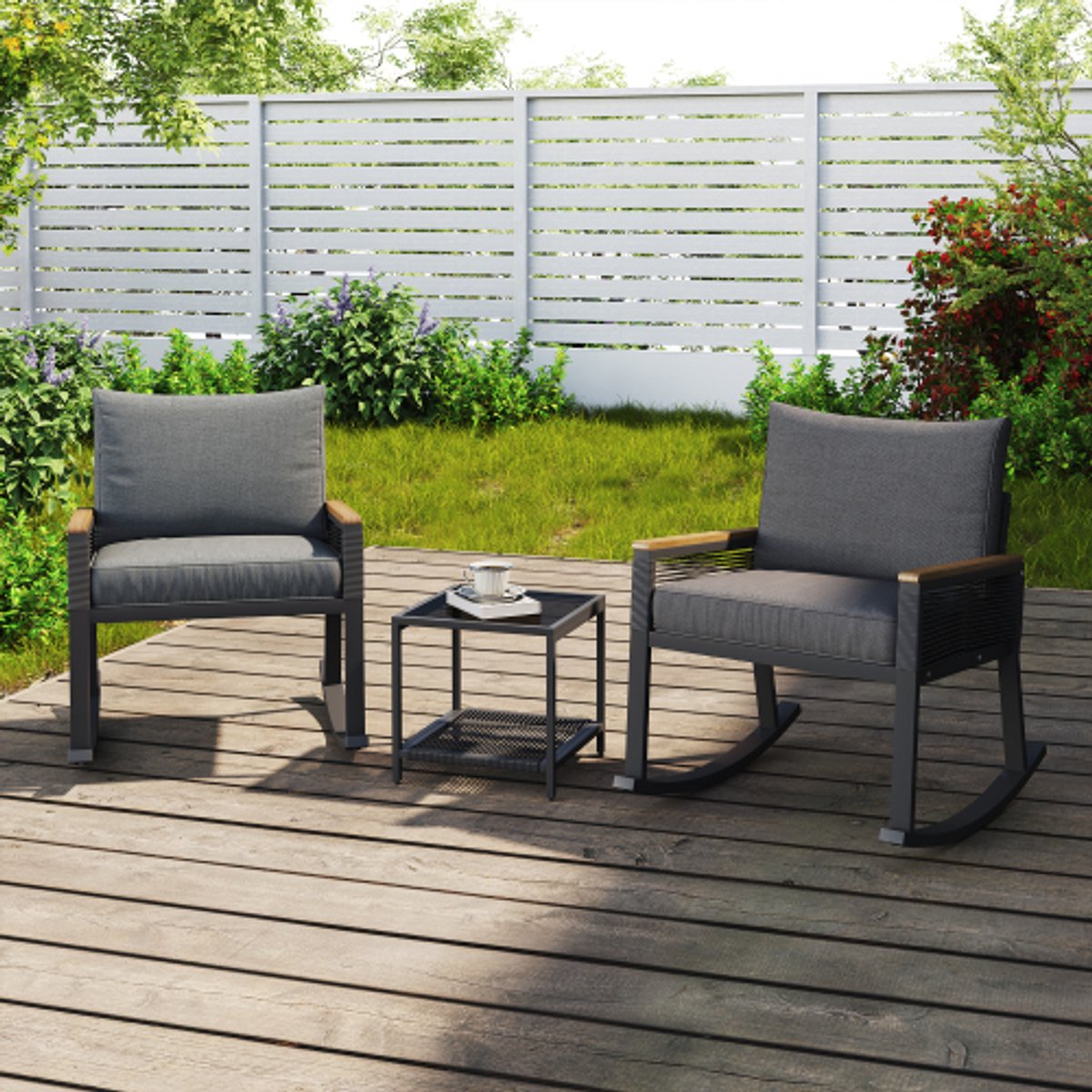 Moderne bistroset met schommelstoelen en glazen salontafel, geschikt voor tuin en terras.