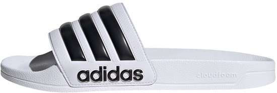 Witte slipper met zwarte strepen, 'Adidas' logo en 'Cloudfoam' op de zool.