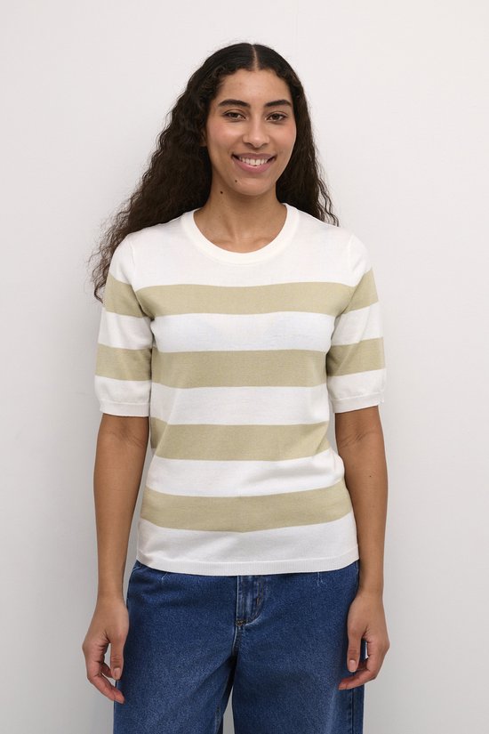 Vrouw draagt een off-white en beige gestreepte trui.