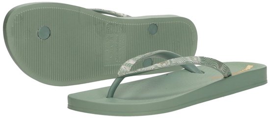 Lichtgroene teenslipper met golvende zilverkleurige band, onderkant zichtbaar.