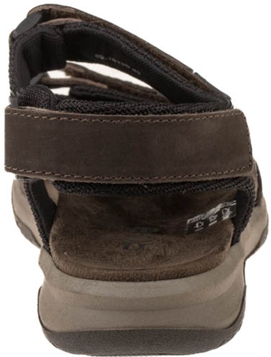 Achterkant van een bruine nubuck sandaal met klittenbandsluiting en taupekleurige zool.