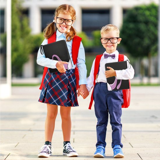 Twee kinderen, een meisje en een jongen, dragen zwarte mappen met paarse curve.