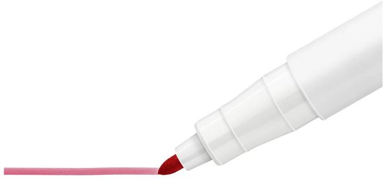 Détail d'un marqueur blanc traçant une ligne rouge.