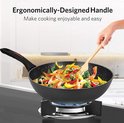 Wok noir antiadhésif rempli de crevettes, légumes et nouilles, sur une cuisinière à gaz.