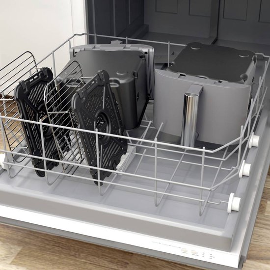 Twee zwarte Ninja Airfryer XXL manden en heteluchtfriteuse units in een vaatwasser.