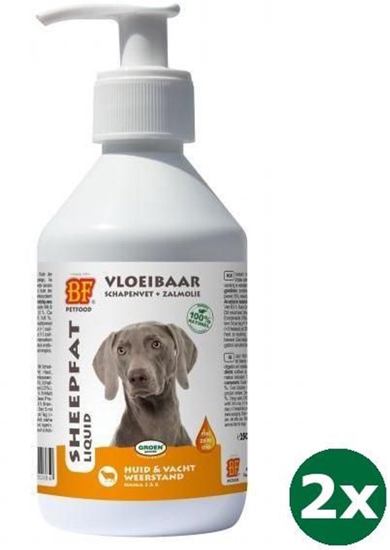 Witte pompflacon met oranje etiket. Sheepfat vloeibaar schapenvet met zalmolie, met een hondenkop erop. Twee flacons worden getoond.
