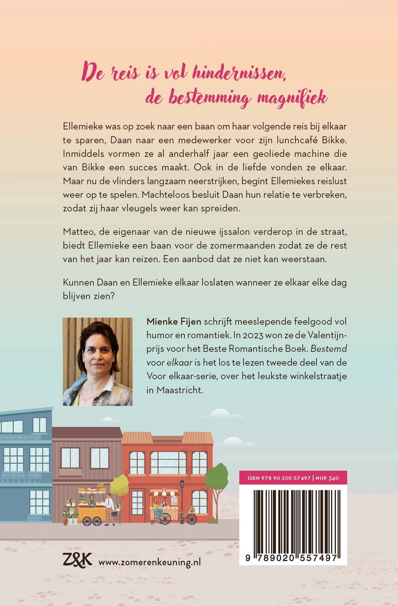 Boekomslag met een portret van een vrouw, tekst en een illustratie van een stadsplein met winkels.