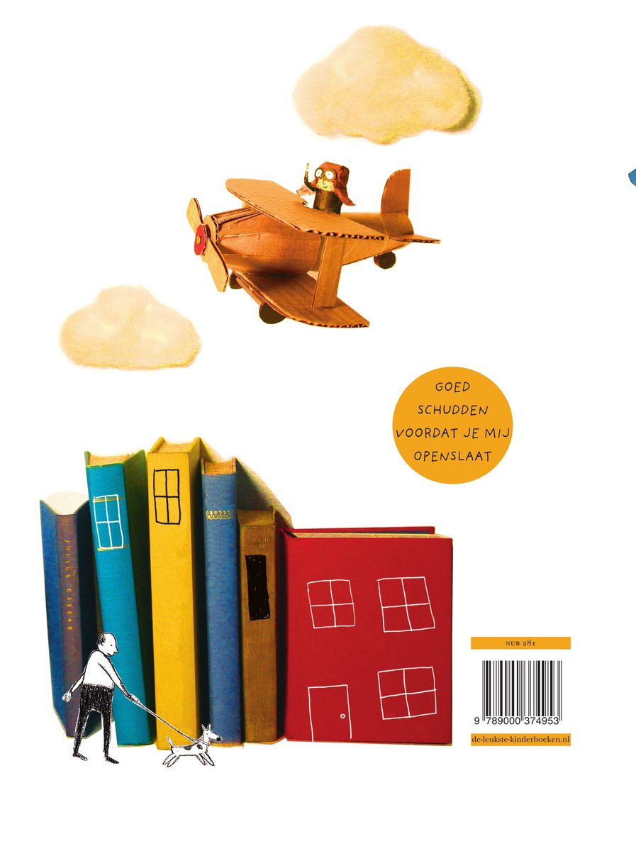 Een vliegtuig van karton vliegt tussen de wolken. Op de voorgrond staan boeken, waarvan één een rood huis voorstelt met ramen. Een man met een hond loopt voorbij.