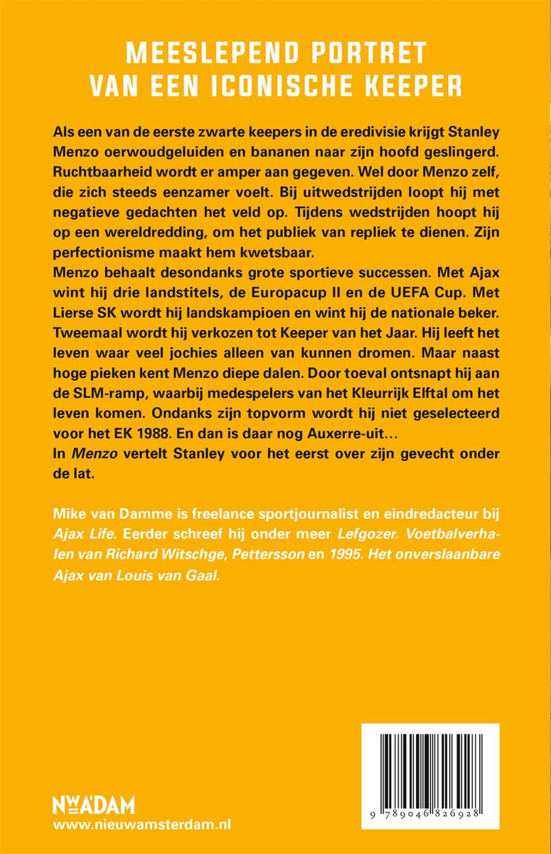 Boekcover met gele achtergrond en Nederlandse tekst over keeper Stanley Menzo, met de titel 'MEESLEPEND PORTRET VAN EEN ICONISCHE KEEPER'.
