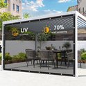 Donkergrijs transparante oprolbare zeil met metalen oogjes, bevestigd aan een pergola met eettafel en stoelen. Iconen met tekst: 'UV Bescherming', '70% Tarif zonwering'.