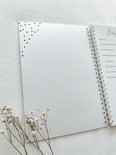 Invulboek met zwart stippen hoek en lege pagina's