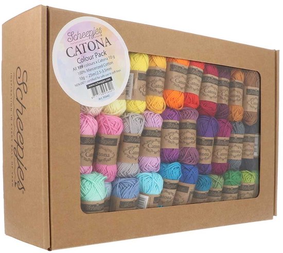 Doos met 109 bolletjes Scheepjes Catona garen in diverse kleuren.