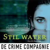 Een vrouw met groene ogen kijkt naar voren, deels onder water. "Stil Water" door Marelle Boersma, De Crime Compagnie.