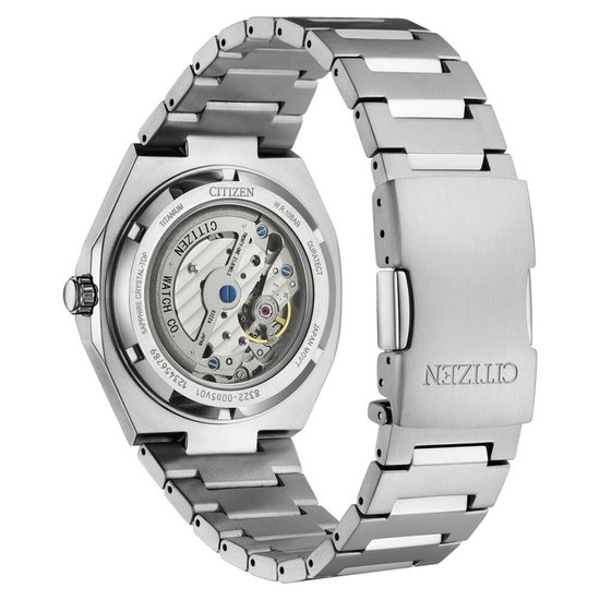 Achterkant van een zilverkleurig Citizen horloge met zichtbaar uurwerk en stalen band.