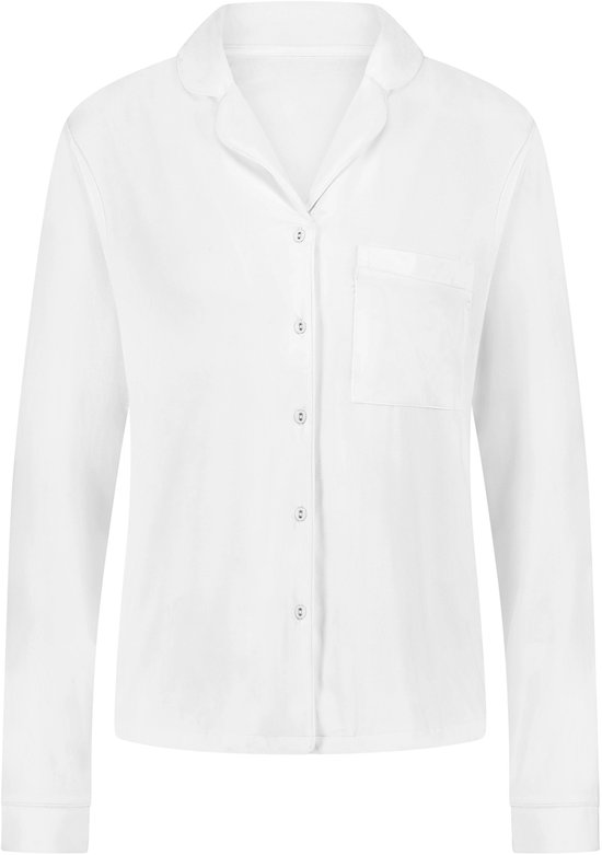Voorkant van een wit pyjamashirt van jersey met knoopsluiting en borstzak.