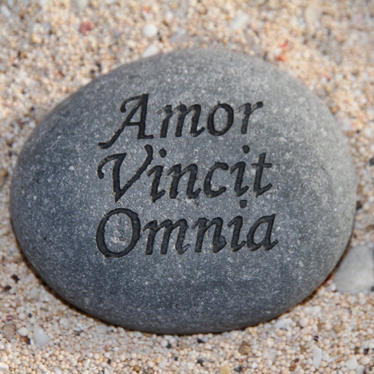 Wenssteen Amor - zwerfkei met gravure Amor - Vincit - Omnia. Liefde overwint alles.