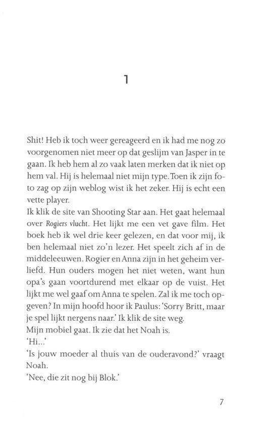 Tekst met dialoog. Een pagina uit een boek met zwarte tekst op een witte achtergrond.