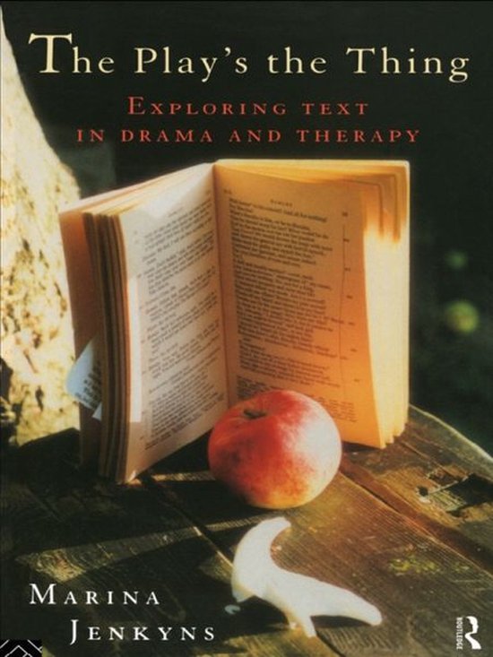 Couverture du livre 'The Play's the Thing' avec un livre ouvert, une pomme et une surface en bois sur fond sombre.