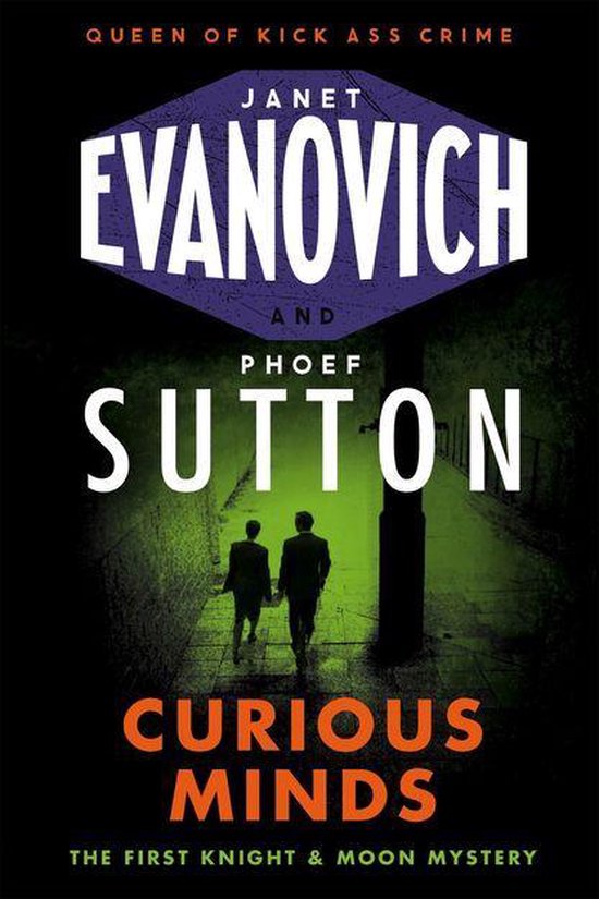 Boek "Curious Minds" van Janet Evanovich en Phoef Sutton. Twee figuren lopen weg van de camera op een perron. Tekst: "QUEEN OF KICK ASS CRIME", "CURIOUS MINDS", "THE FIRST KNIGHT & MOON MYSTERY".