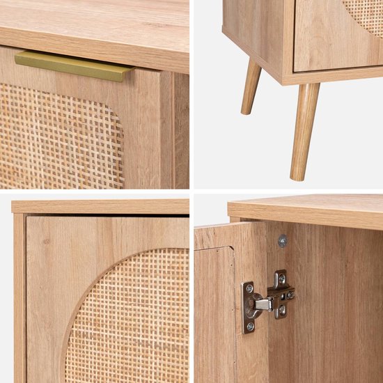 Detail van tv-meubel in houtdecor: gouden handgreep, deuren met rieten inzetstukken en schuine pootjes.