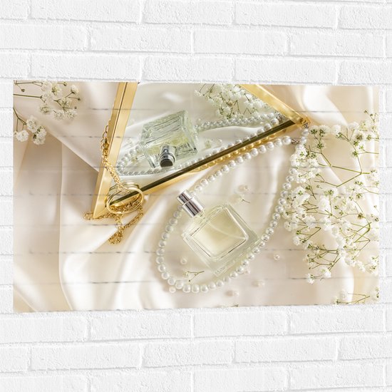 Muursticker - Spiegel - Parfum - Ketting - Bloemen - 90x60 cm Foto op Muursticker
