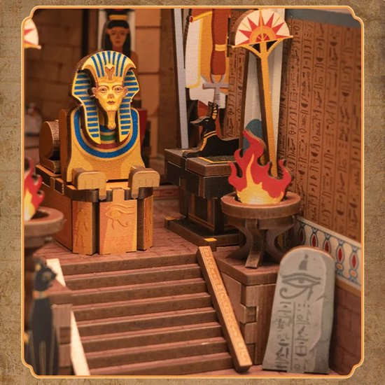 Houten miniatuur van een Egyptische scène met een sfinx, hiërogliefen en een Anubis-beeld, met led-verlichting.