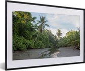 Fotolijst incl. Poster - Klein riviertje in tussen de bomen van het Nationaal park Corcovado in Costa Rica - 60x40 cm - Posterlijst