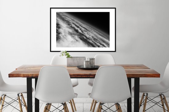 Photo en cadre - Terre aux nombreux nuages de l'espace en cadre photo noir et blanc noir avec passe-partout blanc 60x90 90x60 cm - Affiche en cadre (Décoration murale salon / chambre)