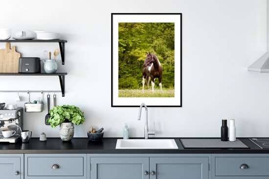 Cheval pommelé devant quelques arbres cadre photo noir avec passe-partout blanc 60x80