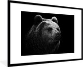 Fotolijst incl. Poster - Kamtsjatkabeer op zwarte achtergrond in zwart-wit - 90x60 cm - Posterlijst