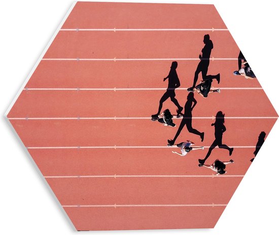 PVC Schuimplaat Hexagon - Bovenaanzicht van Sprinters met Schaduwen op Atletiekbaan - 30x26.1 cm Foto op Hexagon (Met Ophangsysteem)