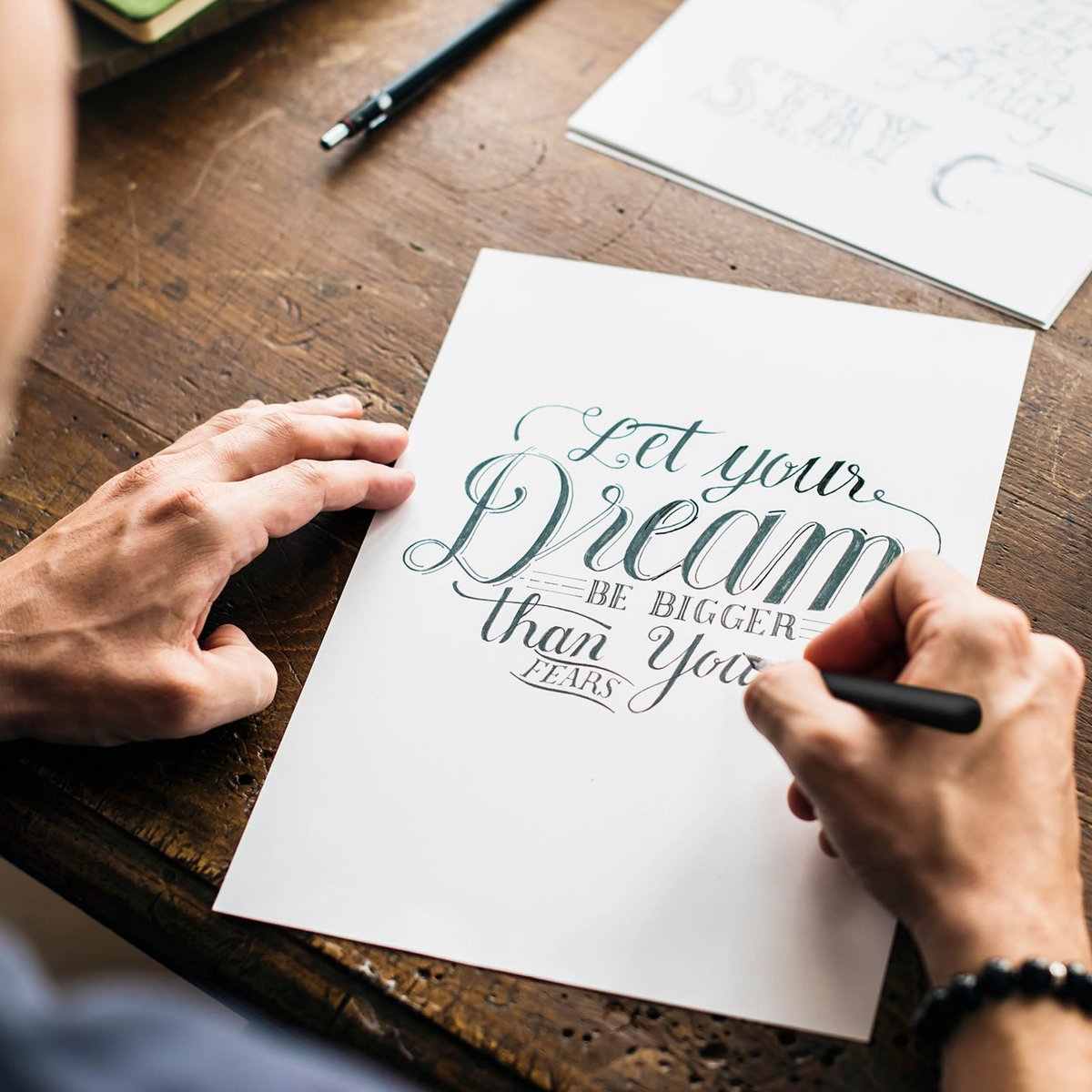 Kalligrafiepennen Set - Kalligrafie set met 7 verschillende penpunten & zwarte inkt - Elegante Geschenkdoos - Vaderdag Cadeau - Moederdag Cadeau - Geschikt voor handlettering, schrijven, journaling & als cadeau — afbeelding 2