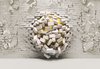 Fotobehang - Vlies Behang - Gouden Bal door Gebroken Stenen Muur 3D - 312 x 219 cm