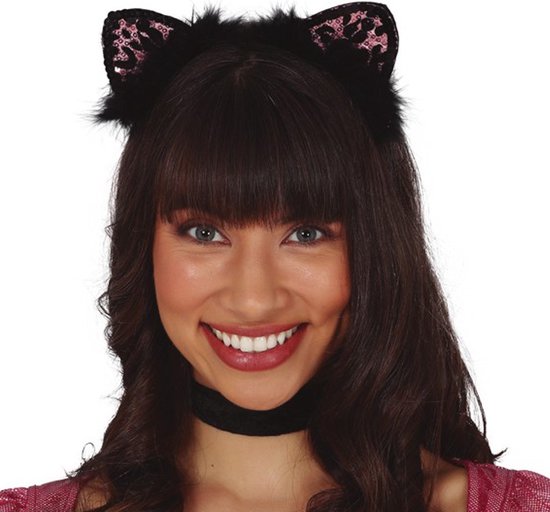 Vrouw met zwarte kattenoren hoofdband met roze luipaardprint pailletten en zwarte pluches.