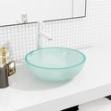 Lavabo ovale en verre bleu pâle avec un bord vert clair, posé sur un comptoir blanc.