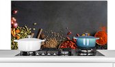 Spatscherm keuken 120x60 cm - Kookplaat achterwand Kruiden - Eten - Specerijen - Zwart - Paprika - Kaneel - Muurbeschermer - Spatwand fornuis - Hoogwaardig aluminium
