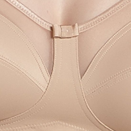 Detail van de voorkant van een huidkleurige beha, met knoopje als sluiting en mesh-stof boven de cups.