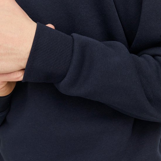 Detail van donkerblauwe sweater, zoom met boord