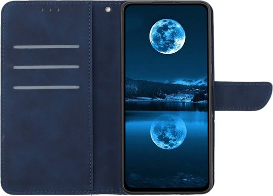 Donkerblauwe telefoonhoes opengeklapt, met telefoon met maanlandschap en twee gleufjes.