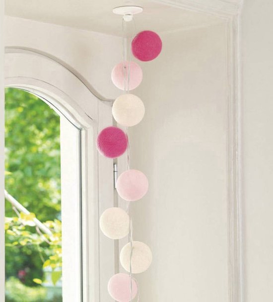 Lichtslinger met ronde, zachte ballen in roze, lichtroze en crèmekleur.