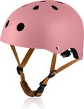 Roze fietshelm van voren gezien, met ventilatiegaten en bruine bandjes, met een kinbeschermer.